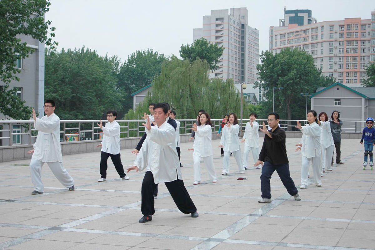 杨胜利老师带领学员练习太极拳